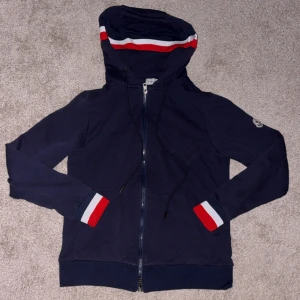 Moncler zip hoodie 🔥 - En mörkblå/marinblå moncler zip i storlek M men sitter som S och passar någon med längden 165 ungefär 🔥(pris kan diskuteras)