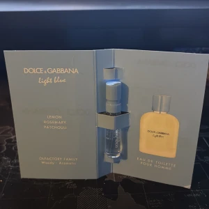 Dolce & Gabbana Light Blue Homme 1,5ml - Fräsch och aromatisk doft med inslag av citron, rosmarin och patchouli. Perfekt för dig som vill sticka ut med en modern och energisk vibe. Olfactory family: Woody - Aromatic.