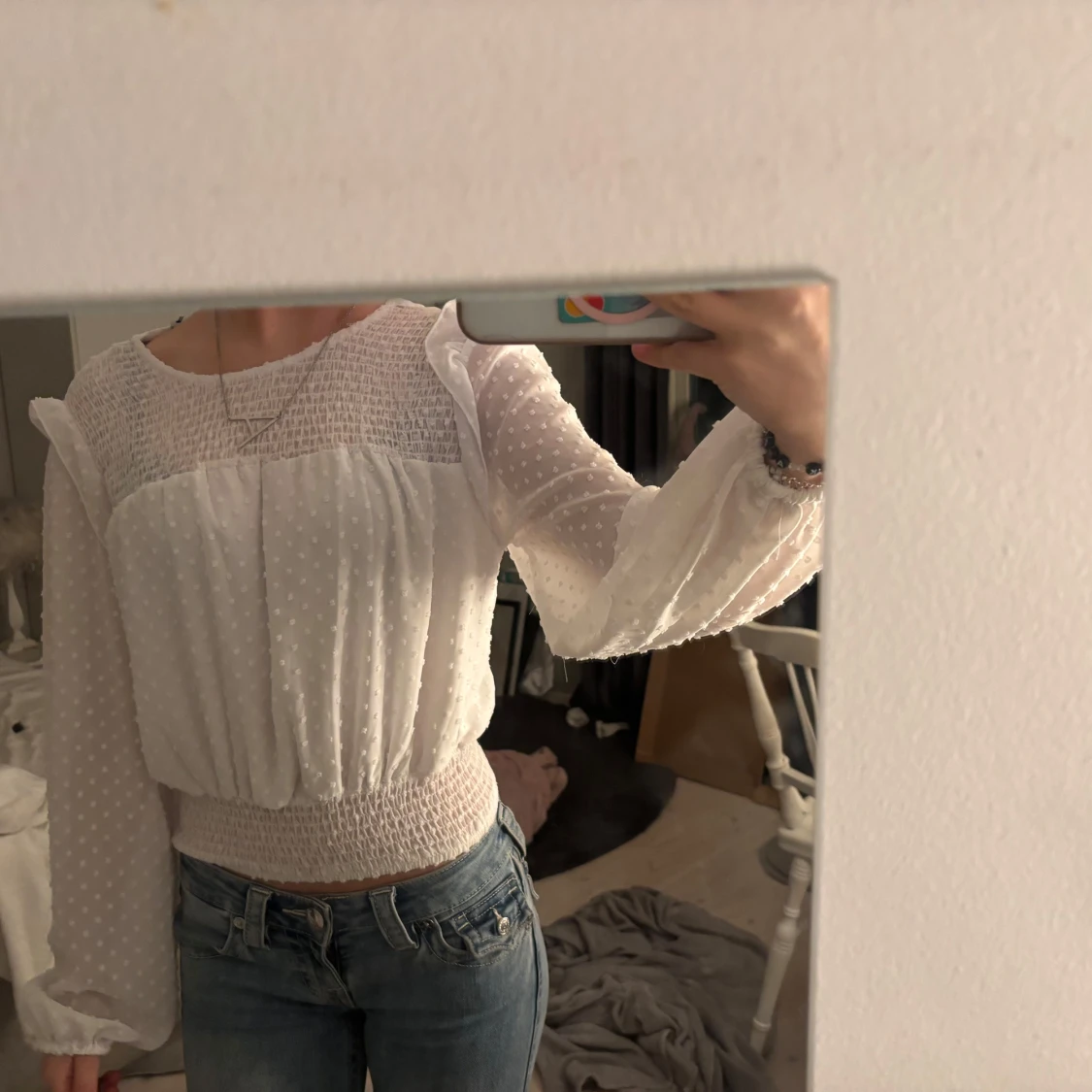 Vit prickig blus med volangdetaljer