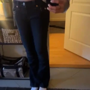 Mörkblå bootcut jeans  - säljer mina true religion jeans då dom inte passar mig! mycket sparsamt använda💕 