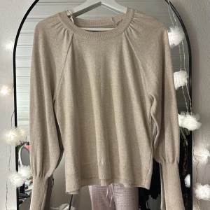 Beige stickad tröja från Only - Supermjuk beige stickad tröja från Only med rund halsringning och långa ärmar med bred mudd. Använd två gånger 