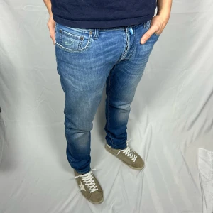  Jacob Cohën 688 - Storlek: 33 Skick: 7.5/10( då patchen är lite sliten) Nypris: 4500k+ - Mått: 44x111 ( midja och ytterbenslängd i cm) Modellen är 185cm & 80 kg 