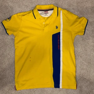 U.S POLO ASSN. - Tröjan har character men ändå ganska simpel. Den är storlek s men passar även medium. Tröjan har två små fläckar därför kan priset diskuteras .