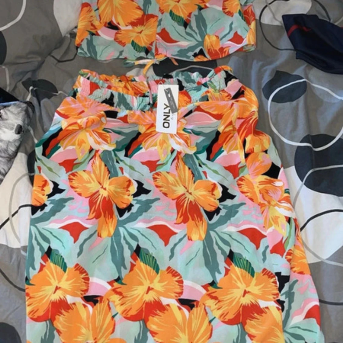 Färgglada blommiga shorts från ONLY