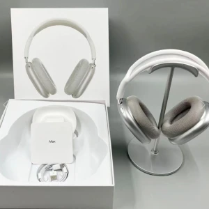 AirPods Max - Apple AirPods Max i silver, over-ear trådlösa hörlurar med aktiv brusreducering. Komplett med originalförpackning, laddningskabel och skyddsfodral. Hörlurarna ser ut att vara i mycket gott skick utan synligt slitage eller defekter. Priset kan diskuteras.