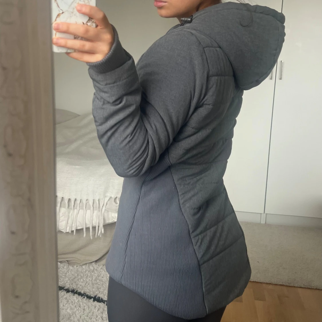 Grå quiltad pufferjacka med huva - 1