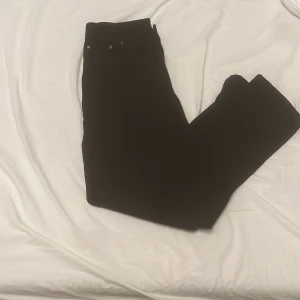  Grunt jeans  - Säljer dessa snygga stilrena grunt jeansen då de är för små för mig. Det är strl 27 i midjan. De är helt oanvända