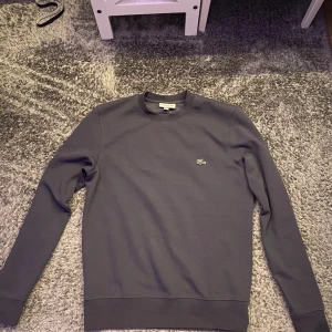 Lacoste tröja  - Tjena, denna super fräscha Lacoste tröja är i toppskick! Använd ett fåtal gånger, bara o höra av dig vid bilder osv. Priset är ej hugget i sten!
