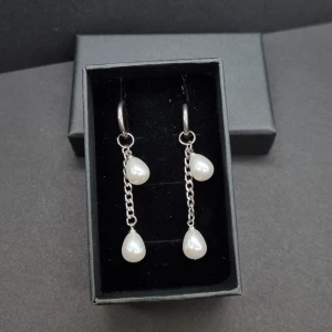 Handgjorda örhängen  - Material-rostfritt stål.  