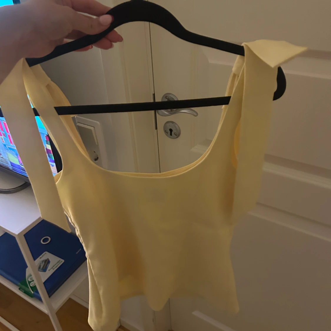 Gul linnetopp med rosetter från Zara - 1