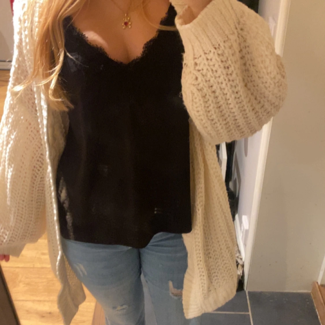 Svart linnetopp med spetskant - 1