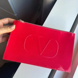 Valentino neccisär - Helt oanvänd Valentino neccisär. Obs! Den har fått några stötar på utsidan, men aldrig använd av mig♥️