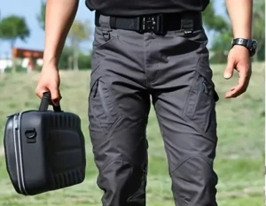 Svart multifunktionellt bälte med snabbspänne för både män och kvinnor - Säljer ett svart smart bälte med robust plastspänne och justerbar längd. Bältet är brett och tillverkat i slitstark syntet, perfekt för dig som gillar outdoor, klättring eller vill ha en cool utility-look. Passar både till jeans och cargo pants. Snabbspännet gör det enkelt att ta av och på.