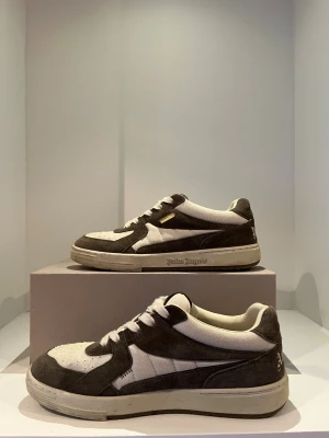 Palm Angels skor - Palm Angels skor köpte från ABCD i Göteborg för 5000kr och finns längre inte att köpa på deras hemsida. Original lådan tillkommer.
