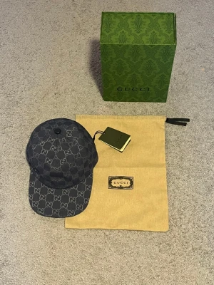 Blå unik keps - Säljer en mycket fin och unik keps som är i storlek S som motsvarar 56cm. Pris kan diskuteras!