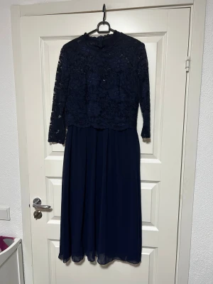 Navy dress - Selling a beautiful navy dress in size 38. It was purchased on Bubbleroom and has never been worn! 