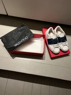 Valentino Opens - Skriv för bilder på skorna och allt som ingår, fraktar samma dag!⭐️🤝