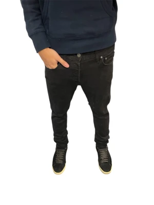 Jack & Jones Slim/Glenn - Svarta Jack & Jones jeans. Väldigt bra skick. Modellen är 173cm, 64kg. Pris kan diskuteras!