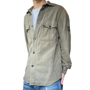 Overshirt från Tommy Hilfiger - Snygg olivgrön Overshirt från Tommy Hilfiger. Mycket bra skick. Modellen är 173cm, 64kg. Pris kan diskuteras!