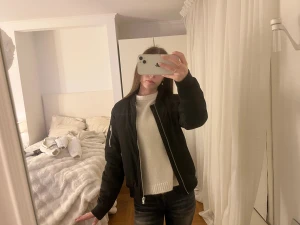 Svart bomber jacka  - Jätte snygg svart bomber jacka! 