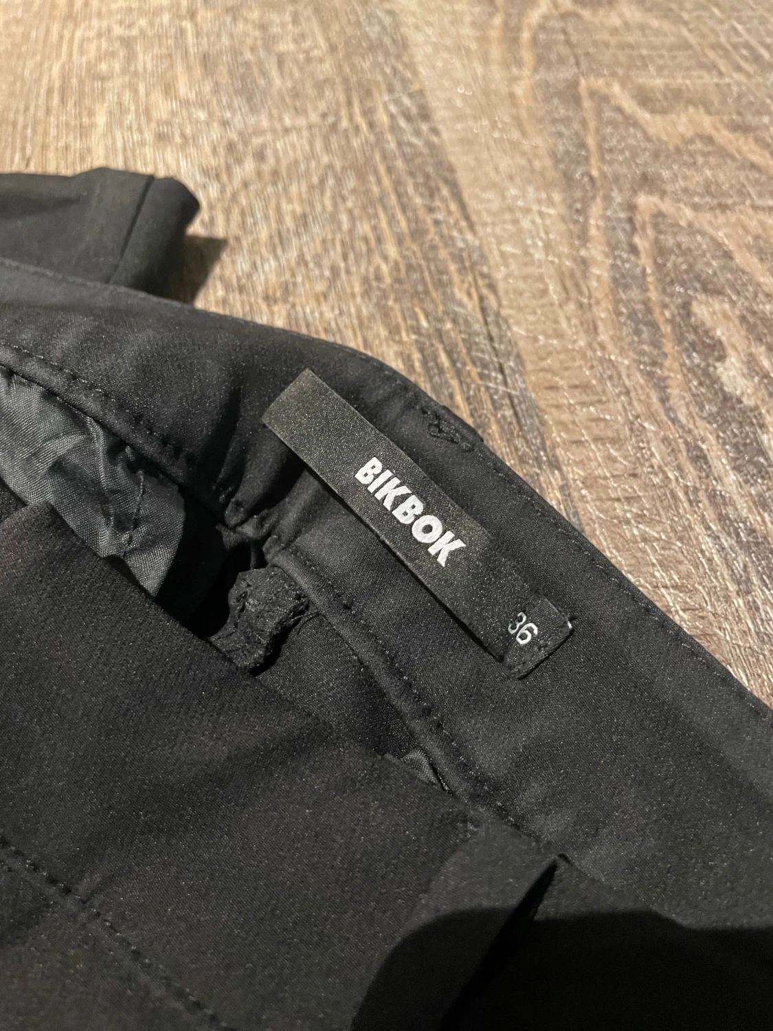 Svarta kostymbyxor från Bik Bok - 1