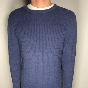 Kabelstickad John Henric tröja - Säljer en riktigt snygg och trendig kabelstickad John Henric tröja i fint skick, storlek M, vid frågor är det bara att skriva //Gramenti