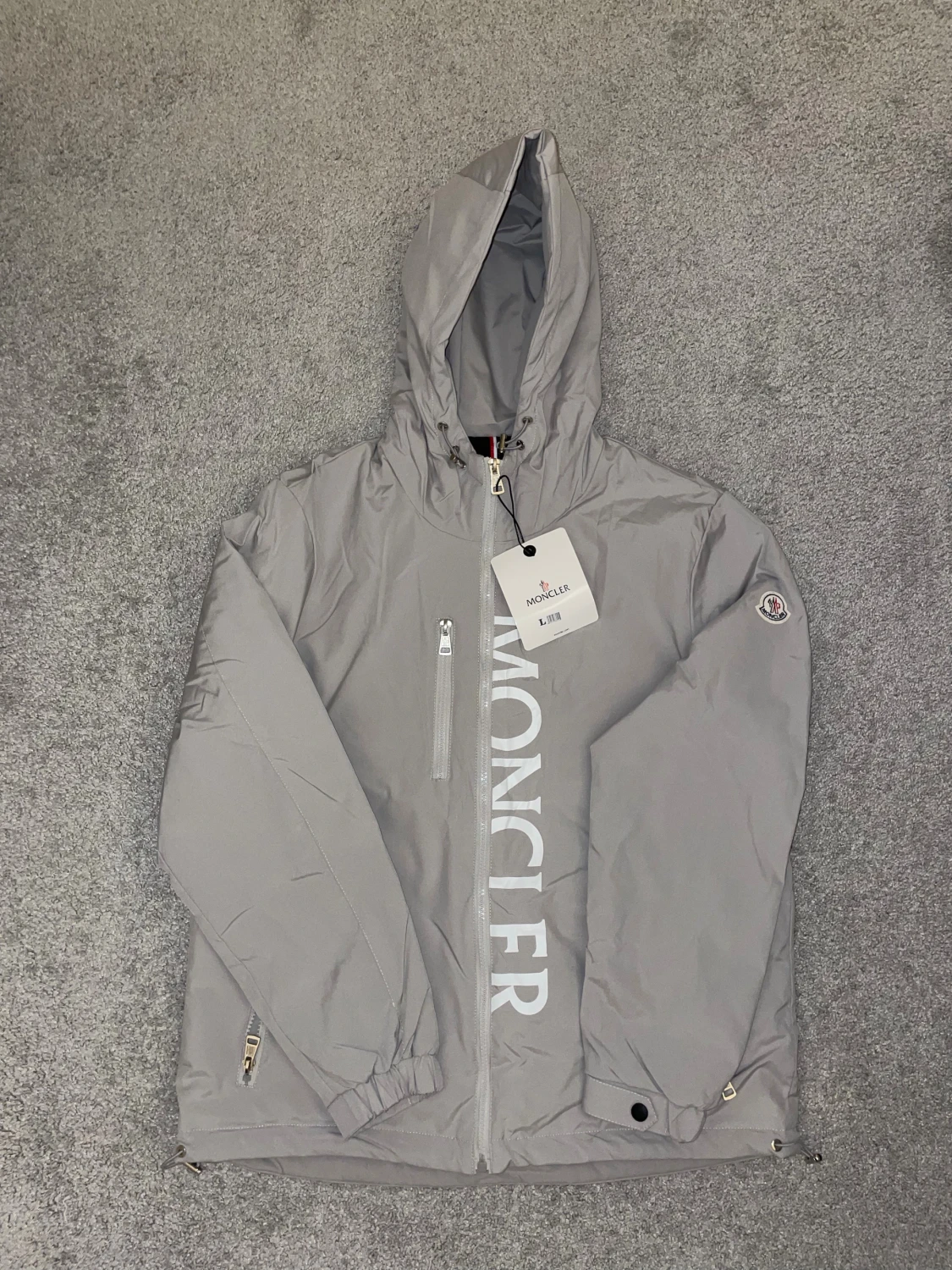 Grå Moncler vindjacka med huva