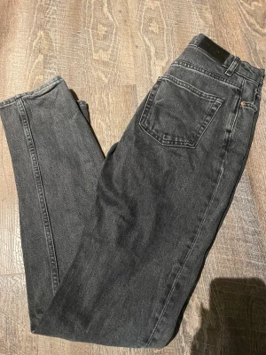 Svarta jeans från g perfect jeans, strl 34 - Snygga svarta jeans från g perfect jeans i storlek 34. Klassisk femficksmodell med raka ben och normal passform. Jeansen har en mörk tvätt och är tillverkade i slitstarkt denim. Perfekta för dig som gillar enkel och stilren look.