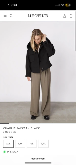  Meotine jacka - Säljer en svart Charlie jacka från Meotine med bred krage i svart päls. Jackan har en croppad och loose passform, stora fickor framtill och knäppning med svarta knappar. Perfekt för dig som vill ha en cool och trendig look.