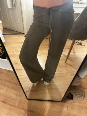 Taupe wide byxor med snörning XS - Snygga taupefärgade byxor från Nula i storlek XS. Modellen har breda ben, låg midja och cool snörning i midjan. Materialet är mjukt och stretchigt syntet, perfekt för en trendig look. Söm-detaljer framtill ger extra edge. Ordinarie pris är 605kr men har aldrig använt❤️