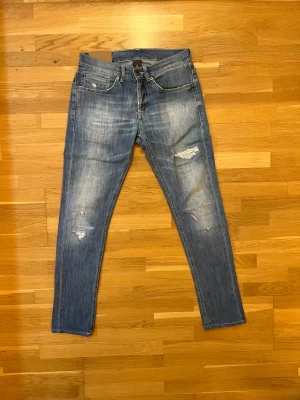Dondup jeans George - Schyssta ripped Dondup George väldigt fina svårt o hitta, storlek 31