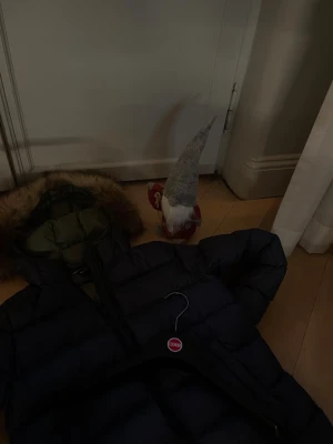 Marinblå pufferjacka från Colmar - Tjo säljer en marinblå pufferjacka från Colmar med päls luva köpt från Luca nypris 5000 storlek xs riktigt bra skick använd fåtal gånger skriv om några funderingar 