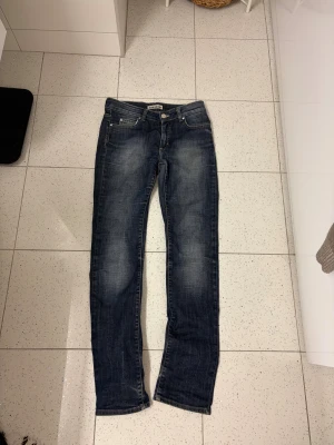 Acne studios jeans - Snygga acne studios jeans storlek 28, 32. Sjukt najs me snygga fades. Bra skick hör av er vid frågor !!