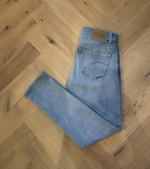 G-Star Raw jeans - Säljer dessa snygga ljus blå jeans från G-Star Raw i slim fit och storleken 30/32. Skick 10/10, aldrig använda. Orginal pris - 2000kr Vårat pris - 699kr. Priset är ej hugget i sten! Skriv vid minsta lilla fundering!🙌