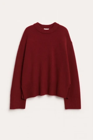 Vinröd stickad tröja med ribbad kant - Näst intill ny stickad tröja från Kappahl. Använd ett fåtal gånger så jag upplever ej att den är nopprig men jag kan självklart skicka bilder om det önskas. Original pris är 399kr