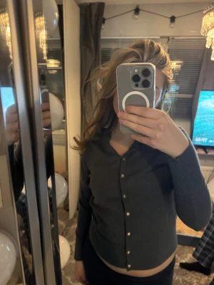 Kofta med guld detaljer  - Oanvänd! Jätte fint skick 