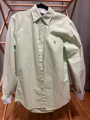 Ralph lauren skjorta - limegrön - Ralph lauren skjorta i färgen limegrön, går att vika upp armarna för o skapa fin detalj, jättefint skick i storlek S