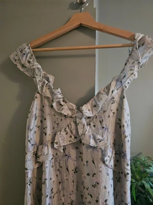 Långklänning med volangdetaljer från ONLY - Aldrig använd. Jättefin med volangdetaljer och knytning bak. Den är mintfärgad, lite svårt att få färgen rättvis på bild. #only #långklänning