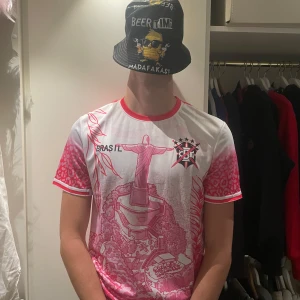 Brasilien tröja  - En stilren tröja som kommer passa perfekt till fotbolls VM 2026