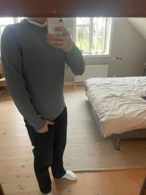 Ljusblå stickad tröja från Dobber - Snygg ljusblå stickad tröja från Dobber i storlek M. Tröjan har rund hals och ribbade muddar vid ärmslut och nederkant. Enkel och stilren design som funkar till jeans eller andra byxor. Perfekt för dig som gillar en klassisk look.