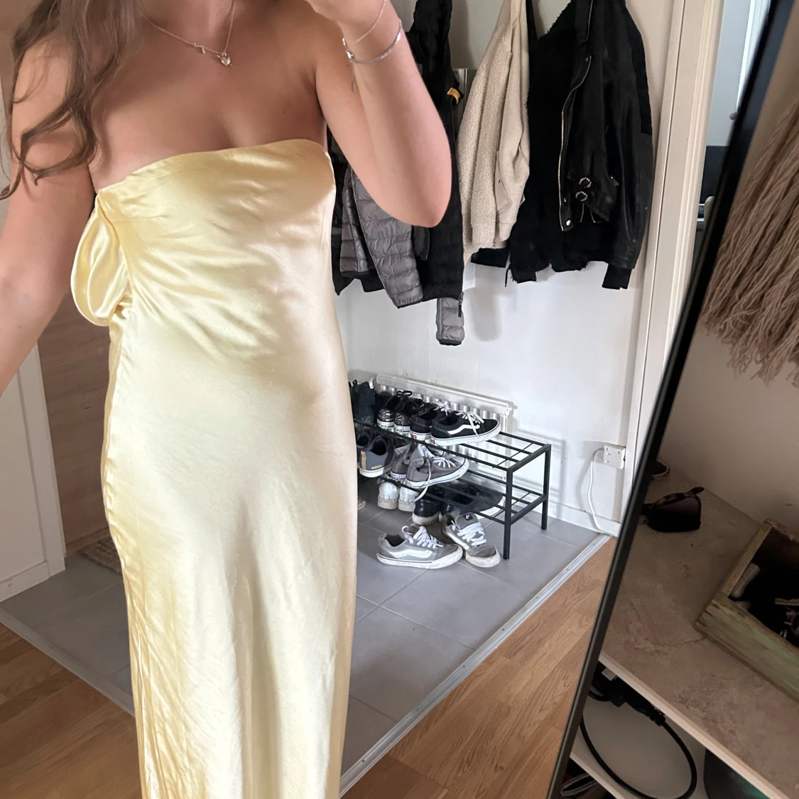 Gul långklänning i satin - 1