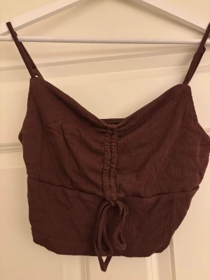 Brun ribbad linnetopp  - Säljer en brun croppad linnetopp från shein i storlek M. 