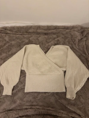 Stickad tröja  - Stickad omlott tröja passar S/M