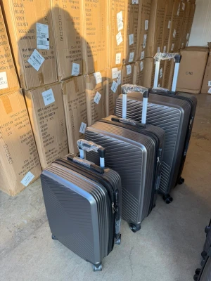 NYA resväskor – Set om 3 st – Utförsäljning! Endast 999:- - Säljer helt nya och oanvända resväskor i hårdskal – set om 3 väskor (liten, mellan, stor). Perfekta för både weekendresor och längre semesterresor.  ✔ Hårdskal (ABS/PC-mix) – slitstarka och lätta  ✔ 360° hjul för smidig rullning  ✔ Teleskophandtag  ✔ Låsbar dragkedja (hänglås kan användas)  ✔ Färg: Metallgrå, Svart, Grå  Ingår i setet (3-pack): • Stor resväska • Mellanstor resväska • Kabinväska