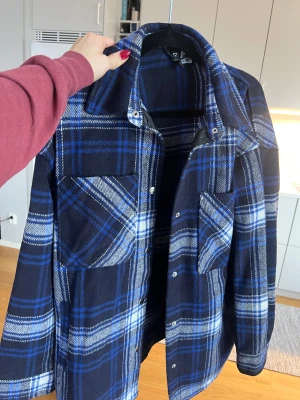 Blå rutig overshirt med knappar - Storlek XS men känns som S, från H&M Divided
