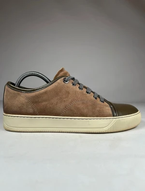 Lanvins - Säljer dessa lanvins i ljusbrun färg. Skorna är i storlek 41 men passar även 42/4.5. Dem är i riktigt fint skick och väl omtagna samt nyligen impregnerade. Skotträdet kan följa med i frakt ifall rätt pris, priset är inte fast och kan diskuteras. Fråga på ifall ni har funderingar