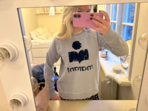 Isabel marant tröja - Säljer en så fin isabel marant tröja i storlek 36/S! Söljer dp den inte kommer till användning så ofta! Men är i bra skick👍💞