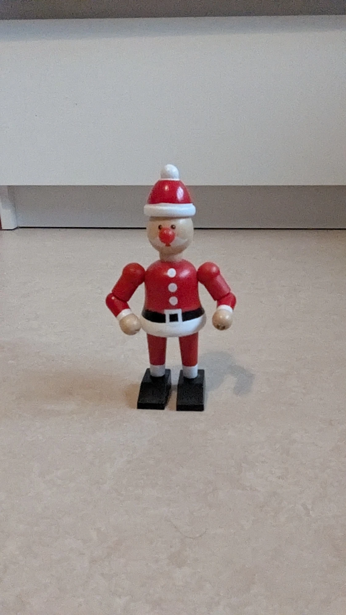 Röd tomte i trä - 1