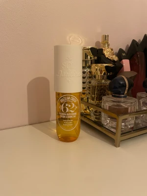 Sol de Janeiro Cheirosa 62 Mist - Perfume mist med pistachio och saltad karamell. Fräsch och trendig doft som är populär bland unga. Perfekt att spraya på kroppen eller kläderna för en extra boost. Volym: 90ml . Endast testad.