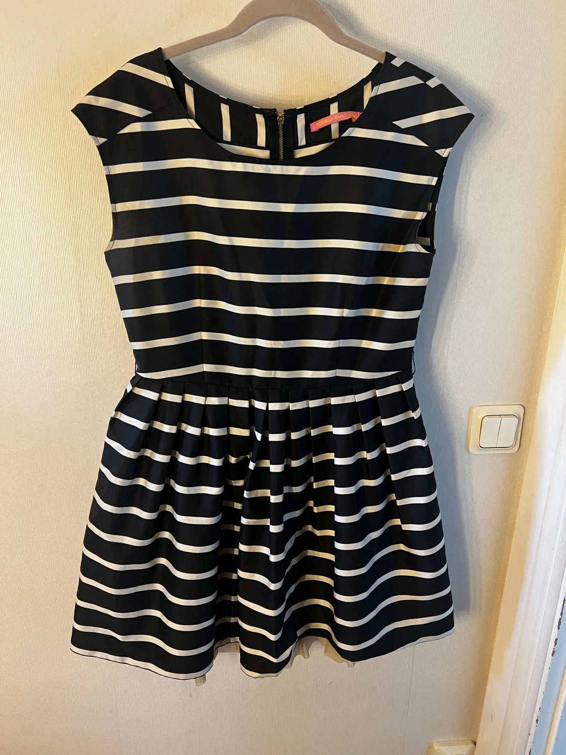 Randig kortklänning från Pernilla Wahlgren - 1